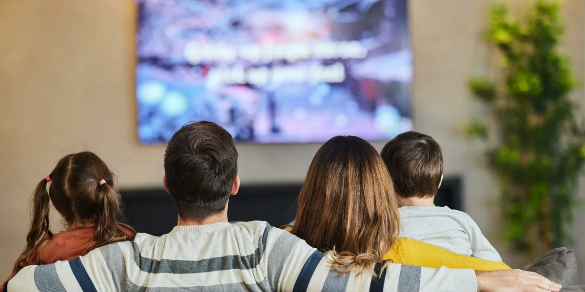 смотрят телевизор