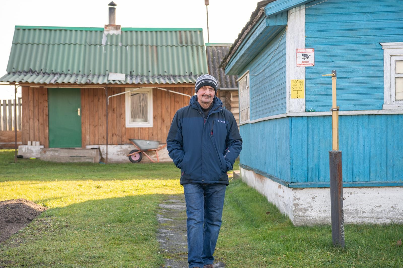 5-Марьян Янушкевич возле своего дома.jpg