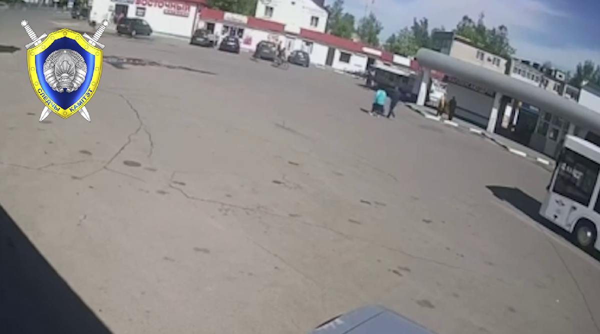 автобус задавил пару.png