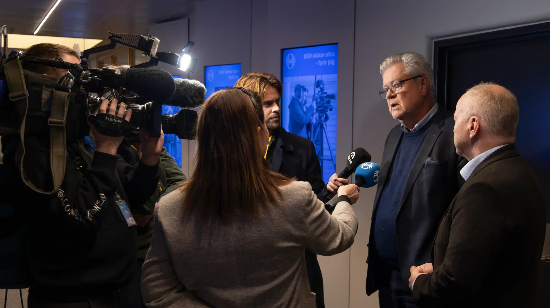 Председатель правления национального вещания Стефан Йон Хафштейн и Стефан Эйрикссон Утварпсстьери дают интервью после заседания совета директоров.