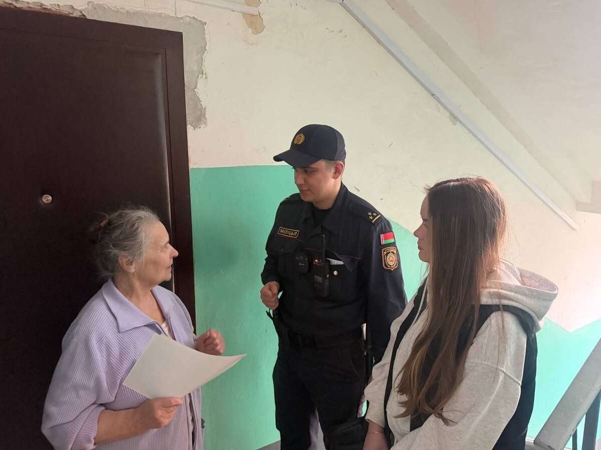 милиционер и медик пришли к пенсионерке