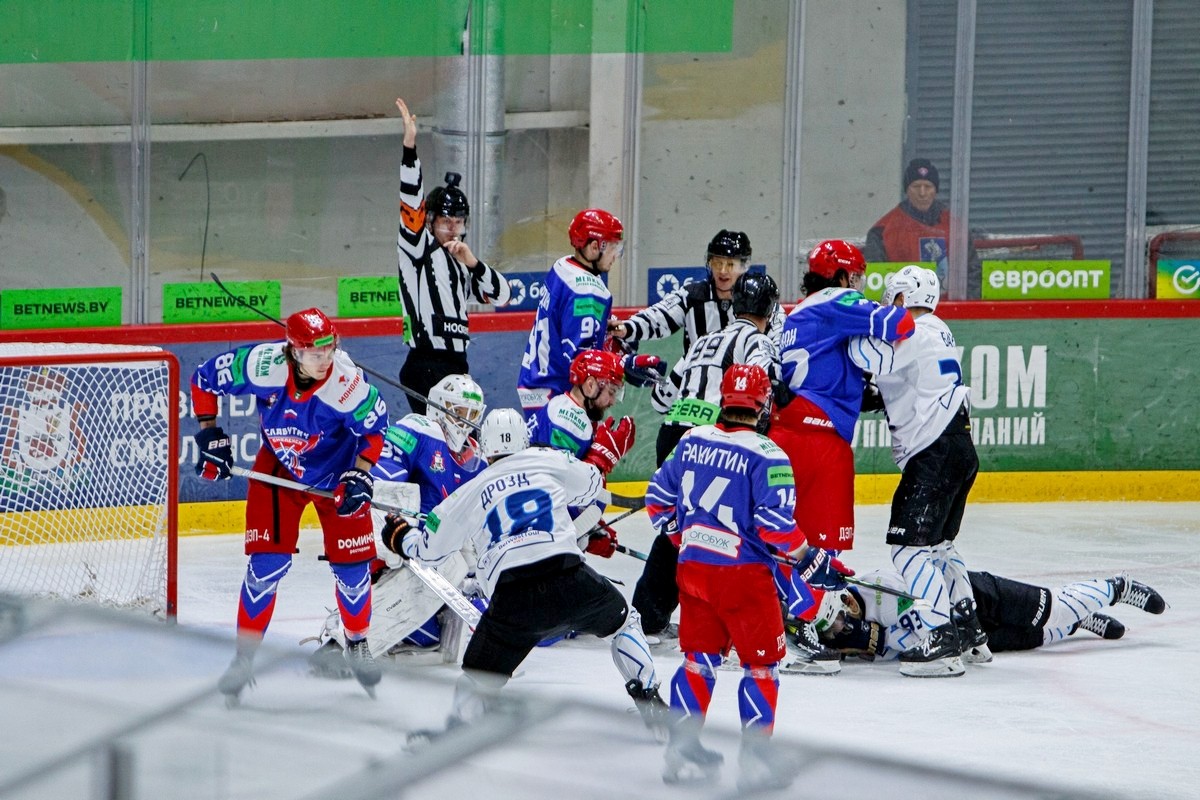 2-Славутич Динамо-Молодечно - в матче хватало напряженных моментов.jpg