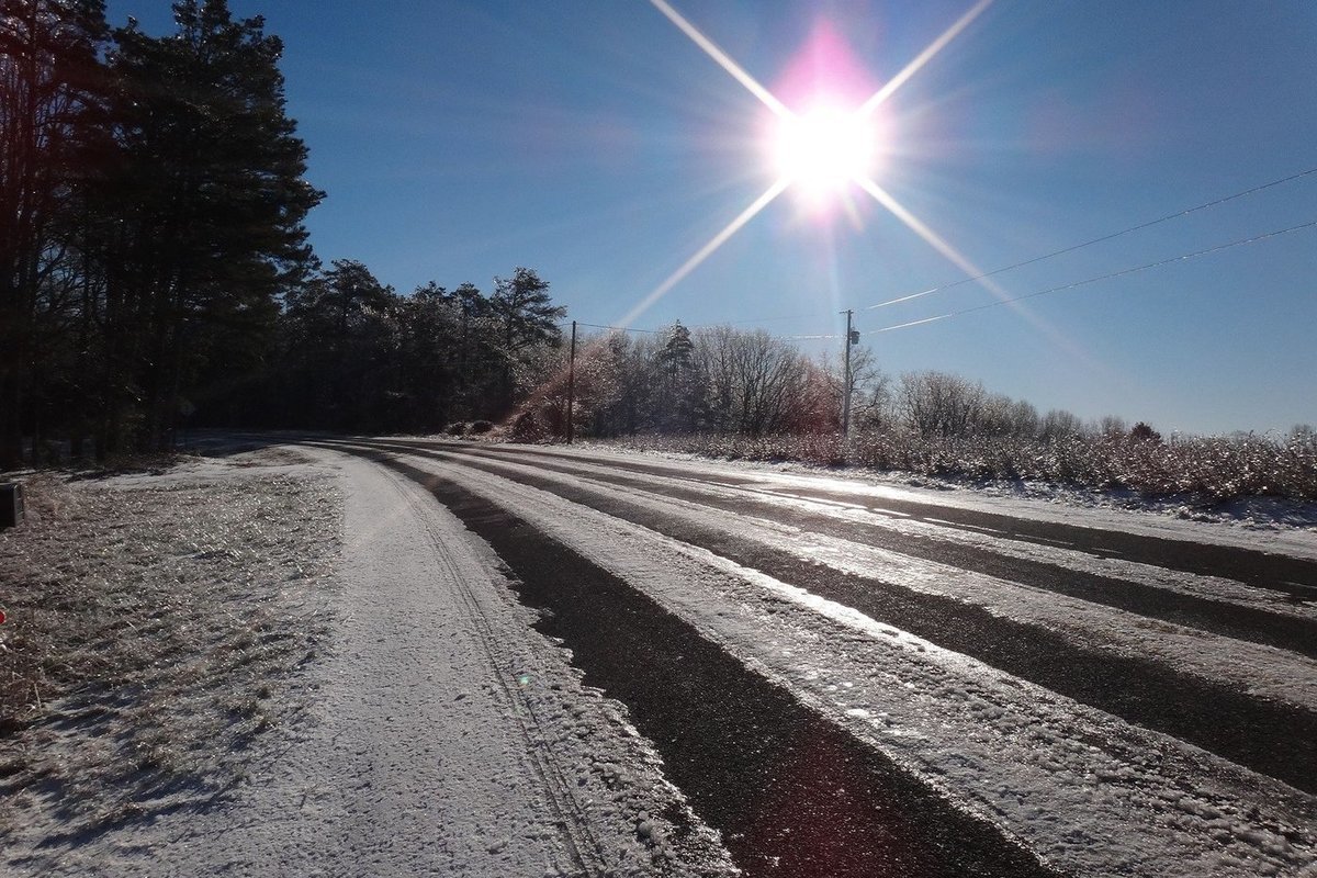 солнце зимой на дороге