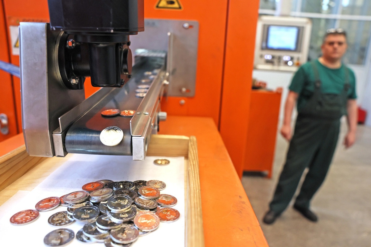 выпуск монет