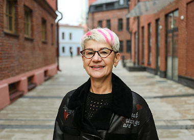 “Если мне так хочется, значит можно!”. Анжелика из Барановичей в 56 лет красит волосы в розовый и увлекается экстримом