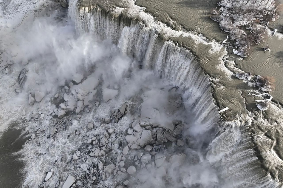 Кораблик у Ниагарского водопада