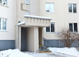 “Сняли код с подъездной двери и навязывают обслуживание домофона”: законно ли это в Беларуси?