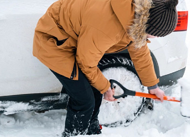 Как выкопать автомобиль из снега? Собрали лайфхаки креативных водителей: от кухонной дощечки до фена