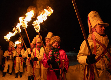 “Тётя Юля, вызовите из армии в “цари”. Зачем на Копыльщине каждый год мужчины ходят по улицам с факелами?
