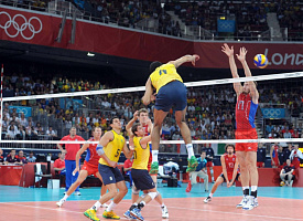 Физрук, бизнесмены в костюмах и сетка под потолком: как родился волейбол