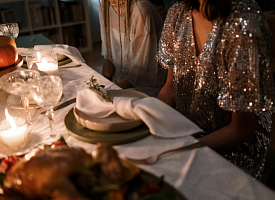 Как накрыть красиво, даже если бюджет ограничен? Правила сервировки новогоднего стола