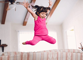 “У меня из-за вас люстра упала!” – Что делать, если сосед жалуется на шум?