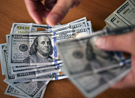 “Он не падает, он приседает перед прыжком” – Белорусы в соцсетях спорят, есть ли смысл покупать доллары