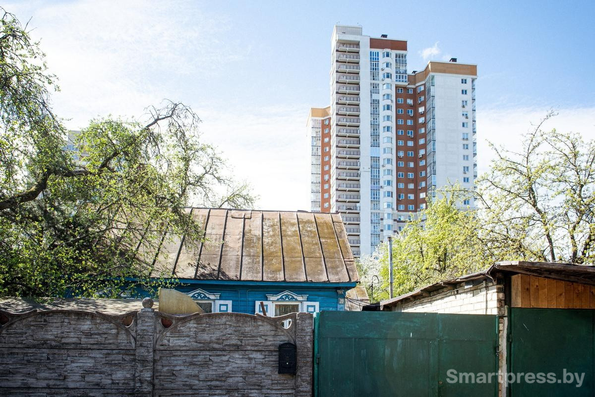 9-Частный дом с видом на многоэтажку в частном секторе Минска.jpg
