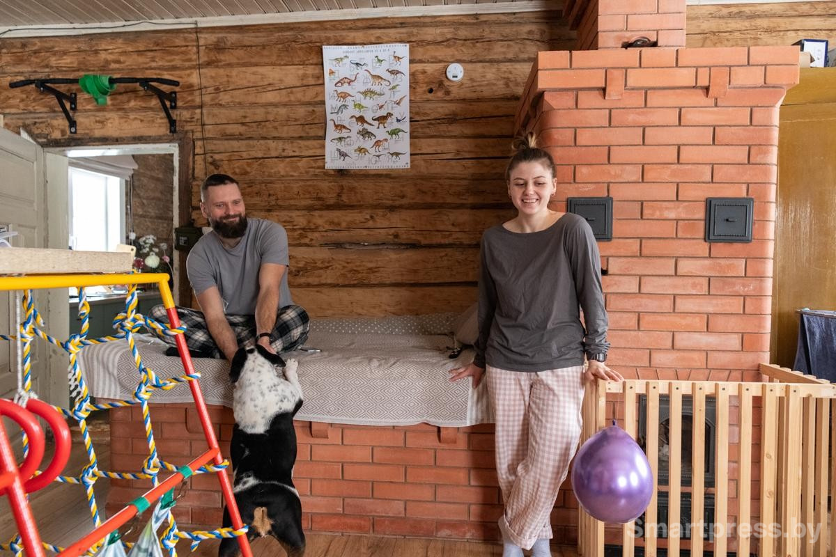 5-Евгений и Маргарита Петрашевские в деревенском доме.jpg