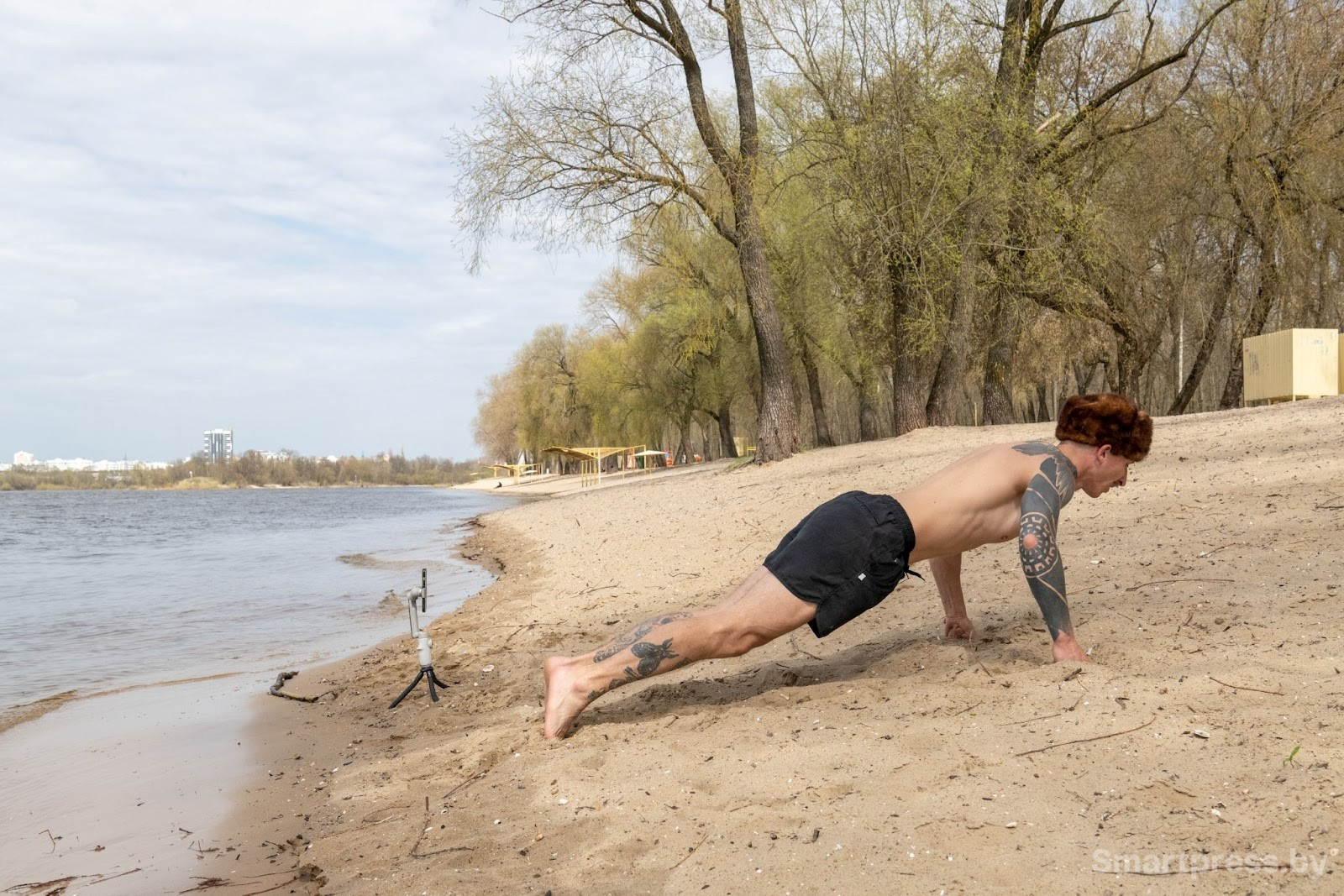 Васянин отжимается чтобы согреться перед купанием.jpg