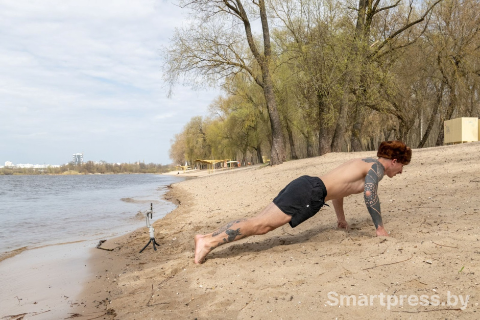 Васянин отжимается чтобы согреться перед купанием.jpg