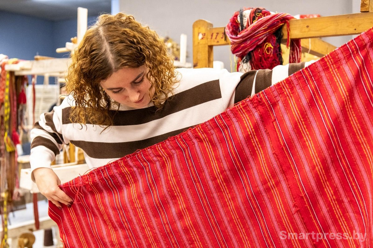 11-Анастасия с тканью для андарака.jpg