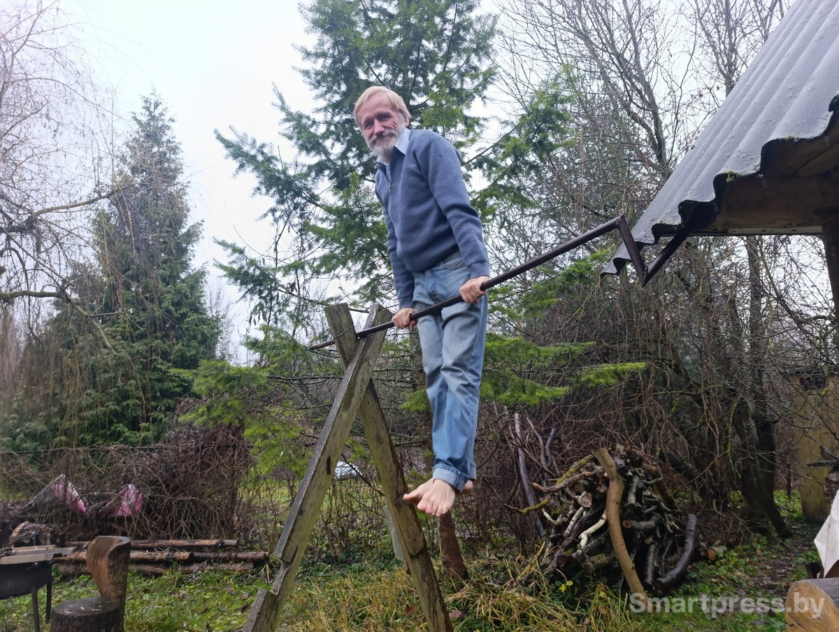 21-Геннадий Пузанкевич на турнике.jpg