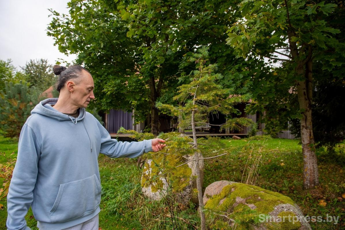 20-Александр Жерносек рядом с Дугласией.jpg