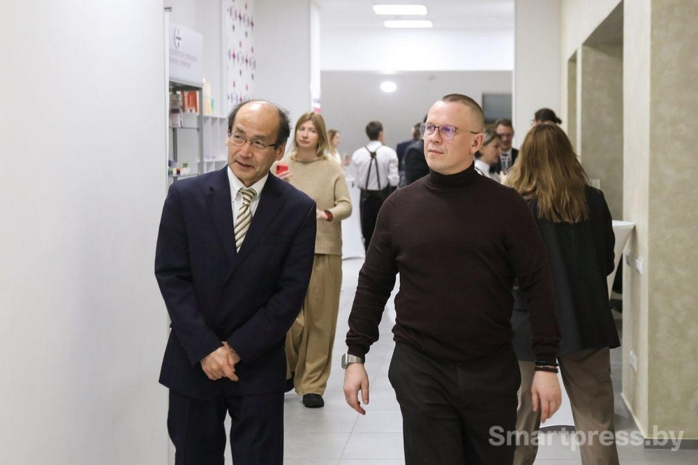 6-Посол Японии в Беларуси Кадзухиро Куно и генеральный директор компании СБЛ-лизинг Андрей Шевко.jpg