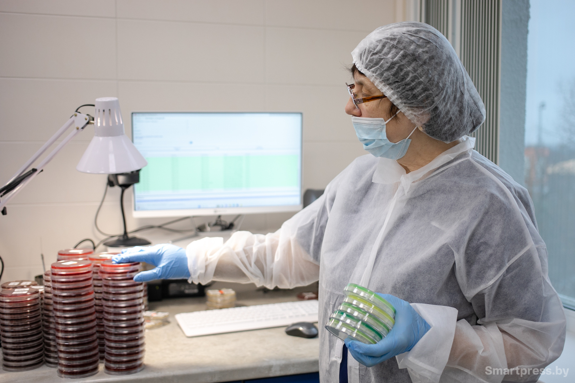 Врач-лаборант Елена Крюкова с образцами