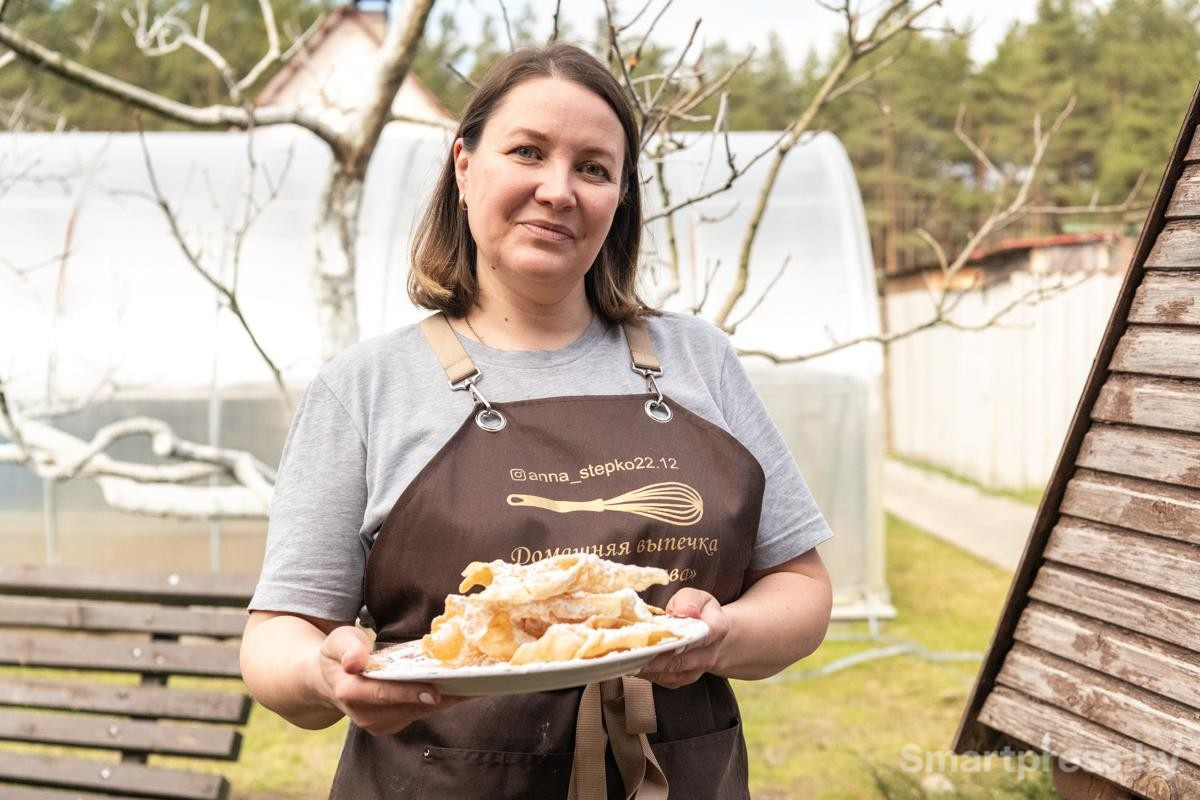 14-Анна Степко и ее фирменный хворост.jpg