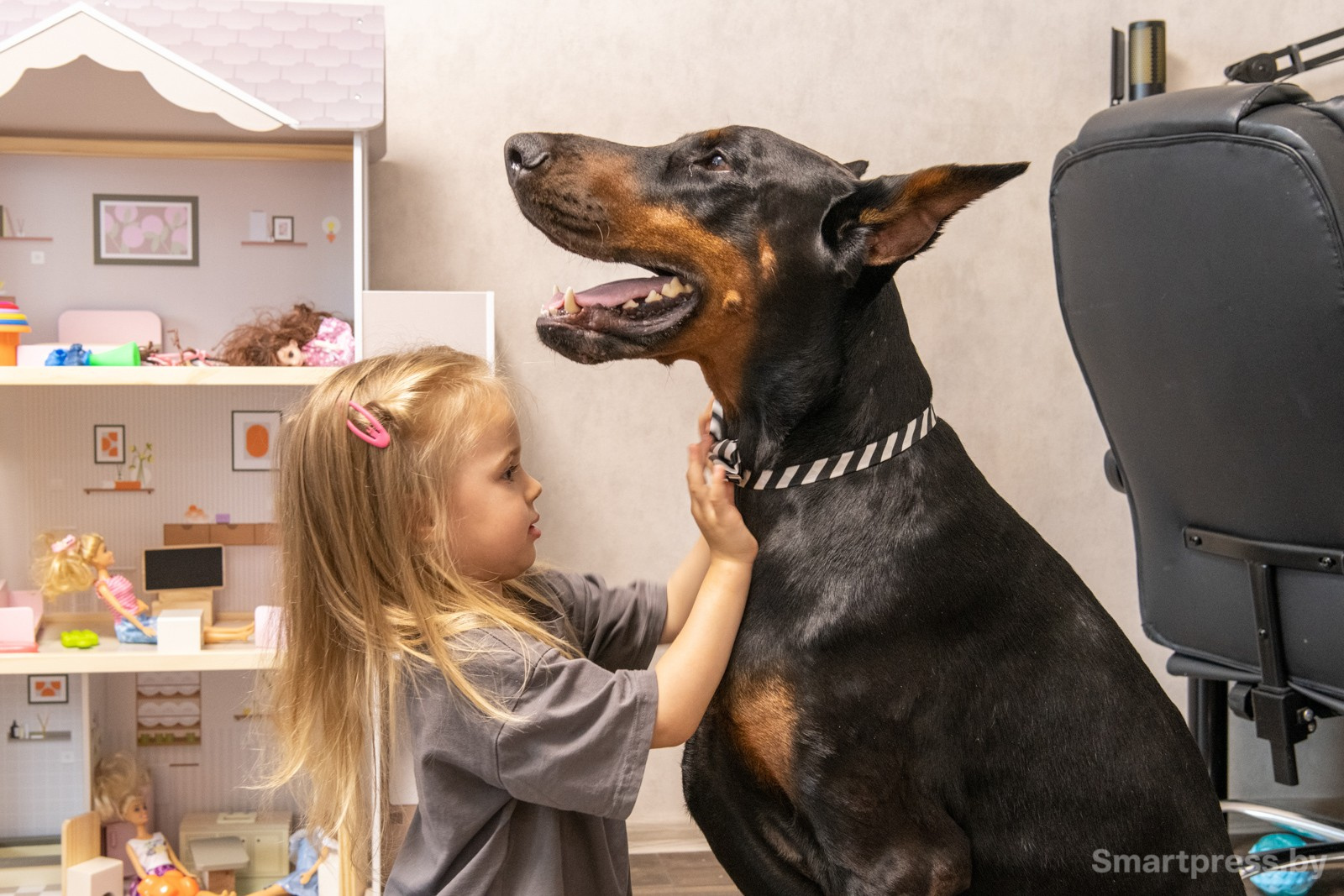 10-Эми надевает Рагнару бабочку.jpg