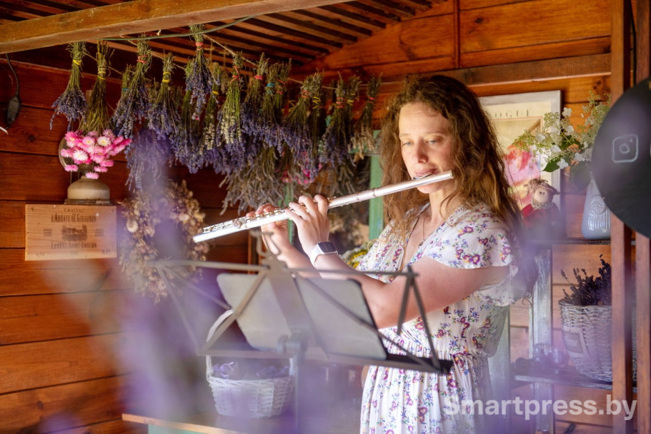 8-Татьяна играет на флейте.jpg