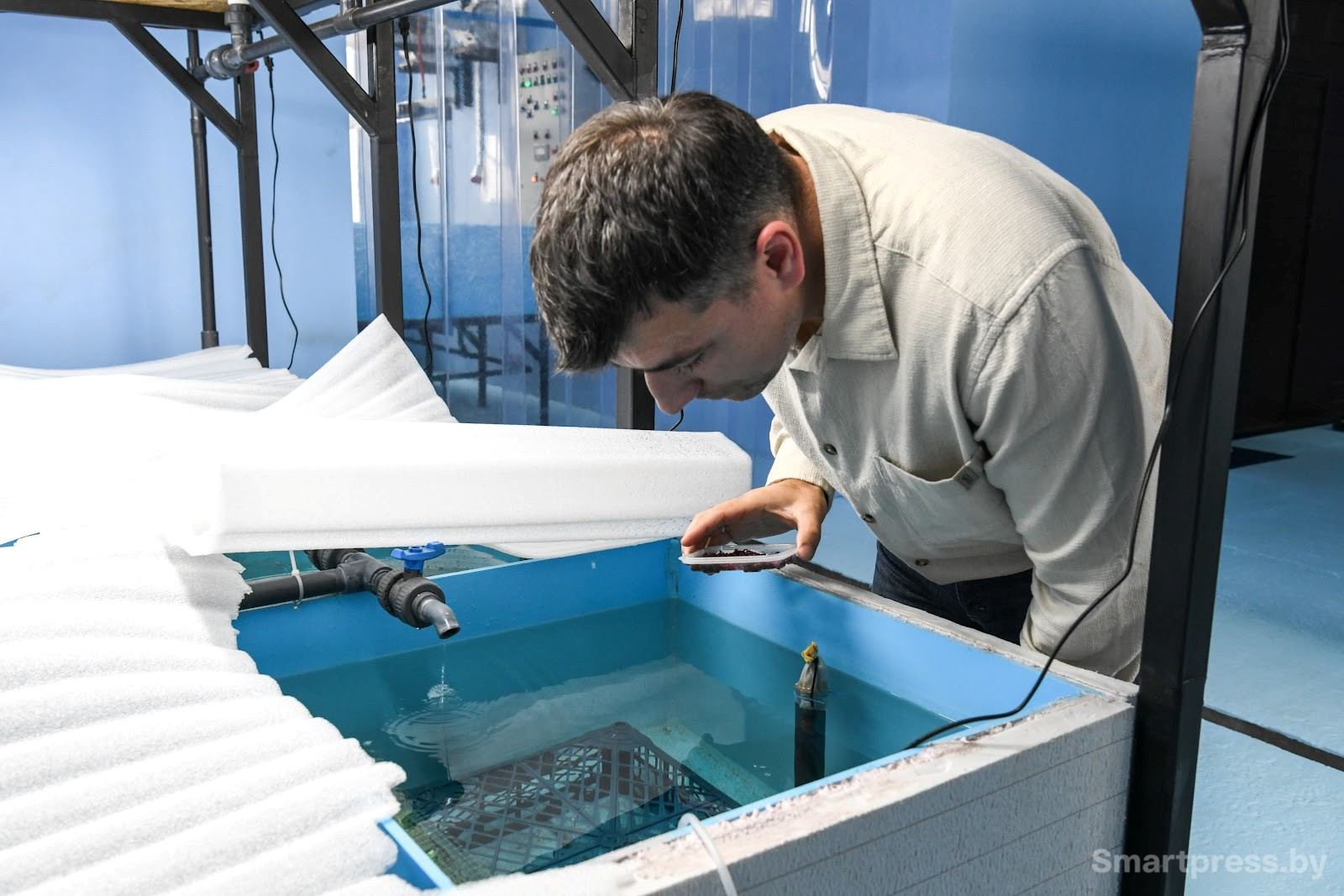 Владимир Готовчиц на креветочной ферме 1.jpg