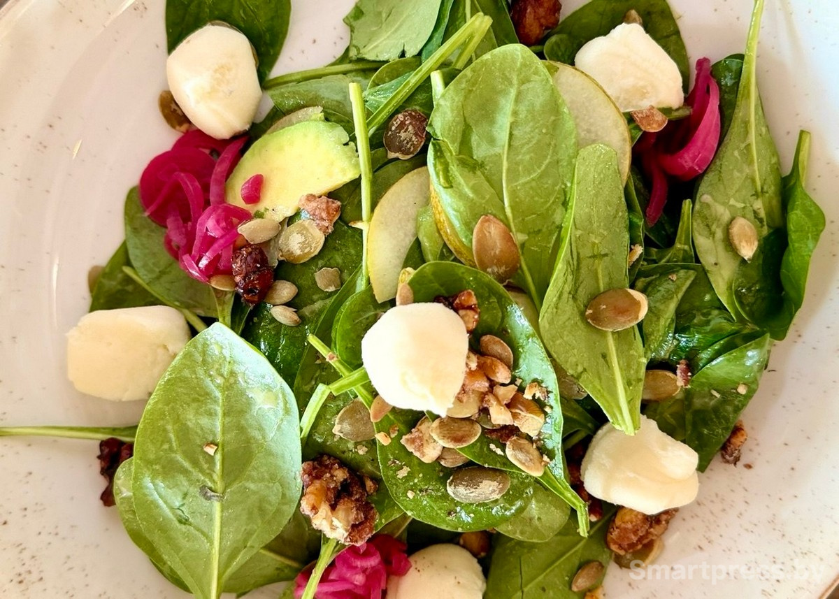 8-Салат со шпинатом карамелизированным пеканом козьим сыром и авокадо.jpg