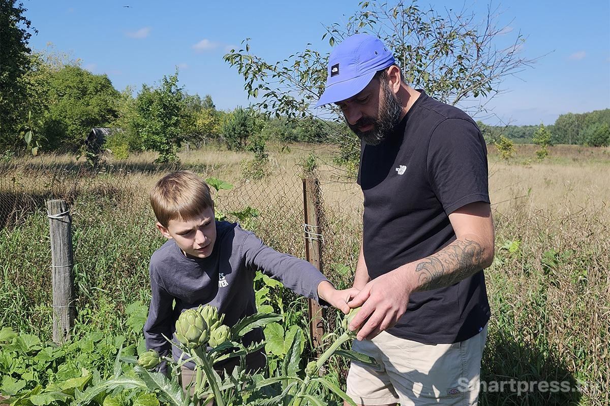 18-На огороде семья выращивает и дыни и розмарин.jpg