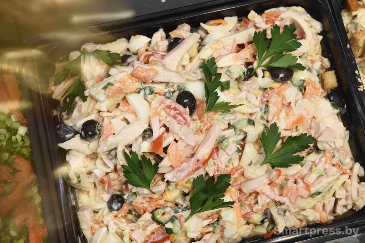 Новогодний стол салат нисуаз