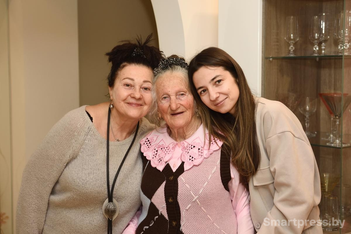 14-Екатерина Парфеновна с дочерью Светланой и внучкой Дарьей.jpg