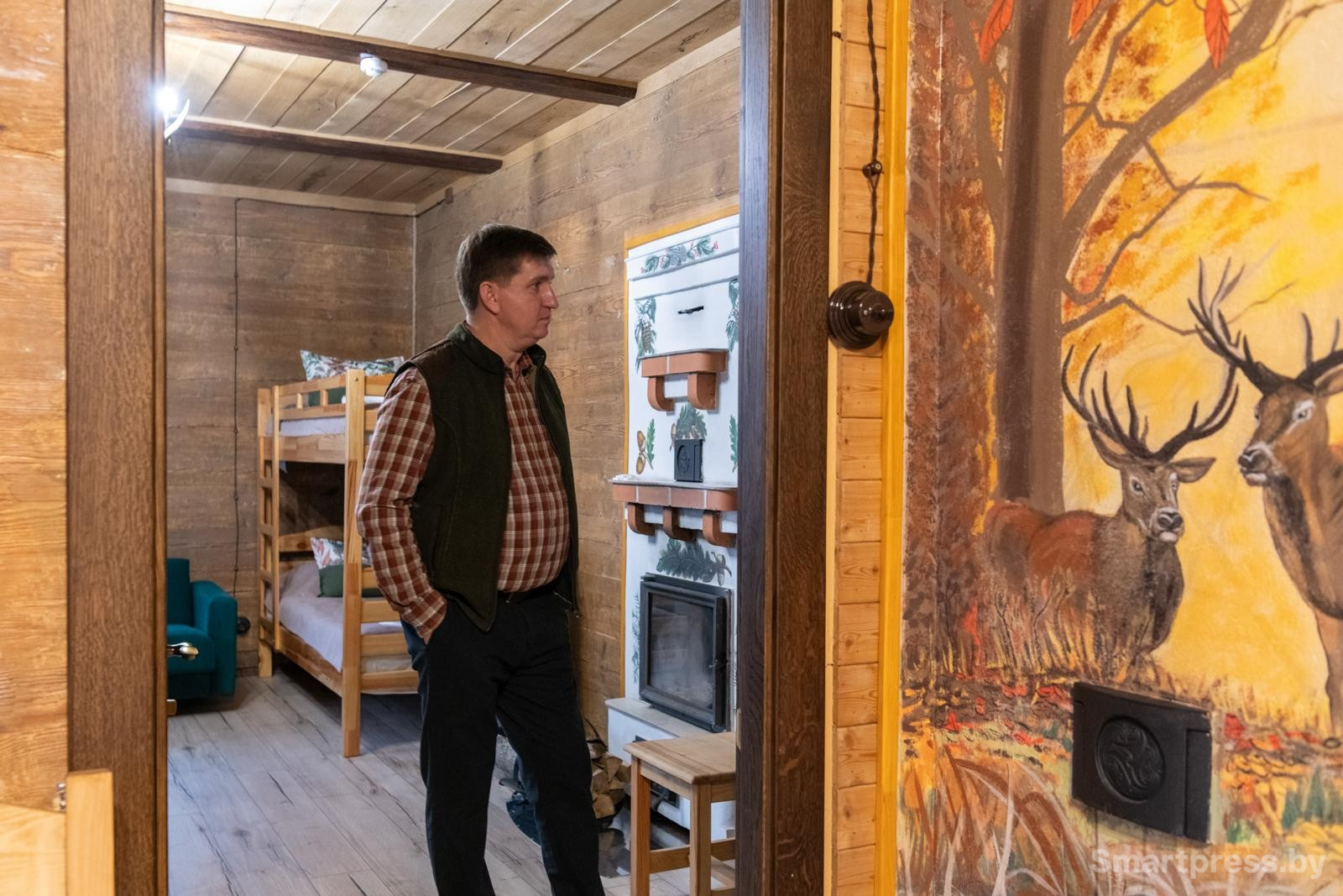 2-Пётр купил хату которая раньше принадлежала леснику и отреставрировал ее.jpg