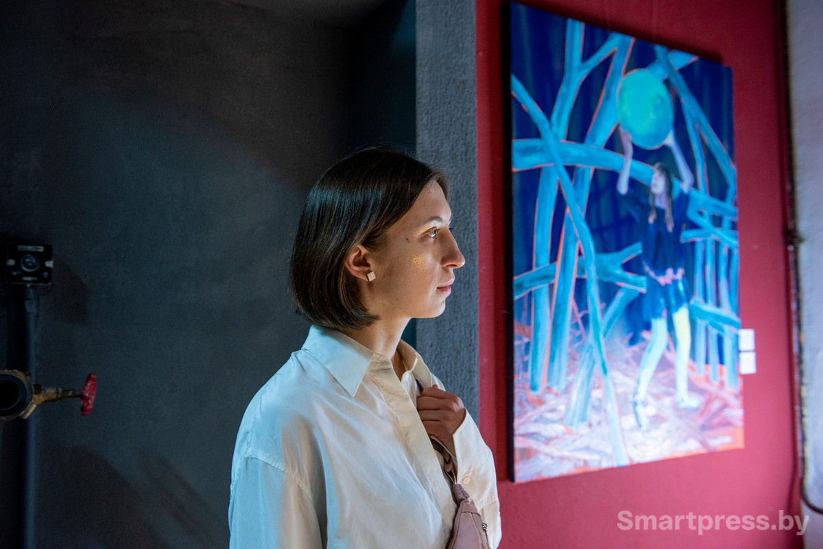 5-Катерина Пашкевич возле своей работы Полная луна.jpg