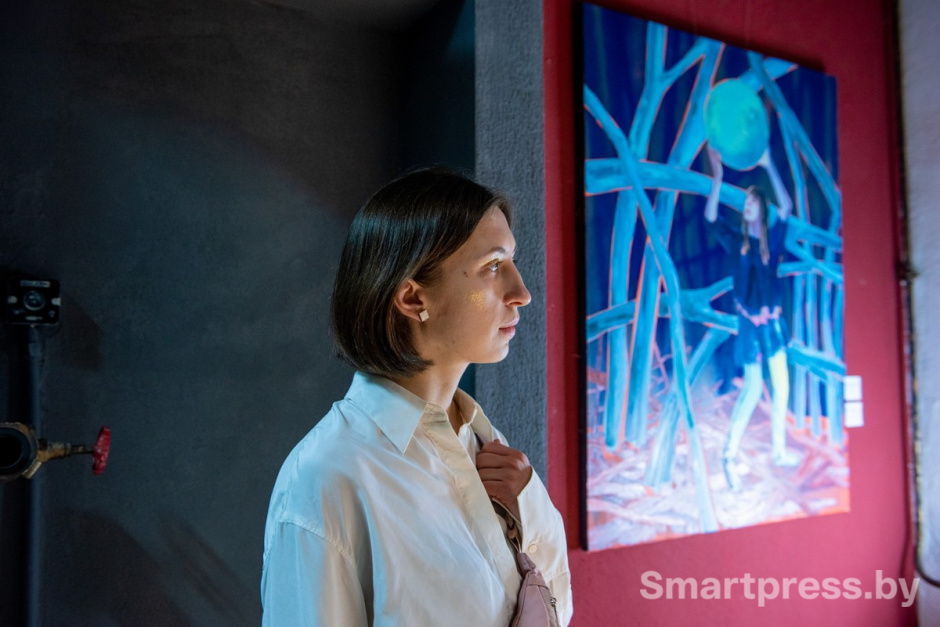 5-Катерина Пашкевич возле своей работы Полная луна.jpg