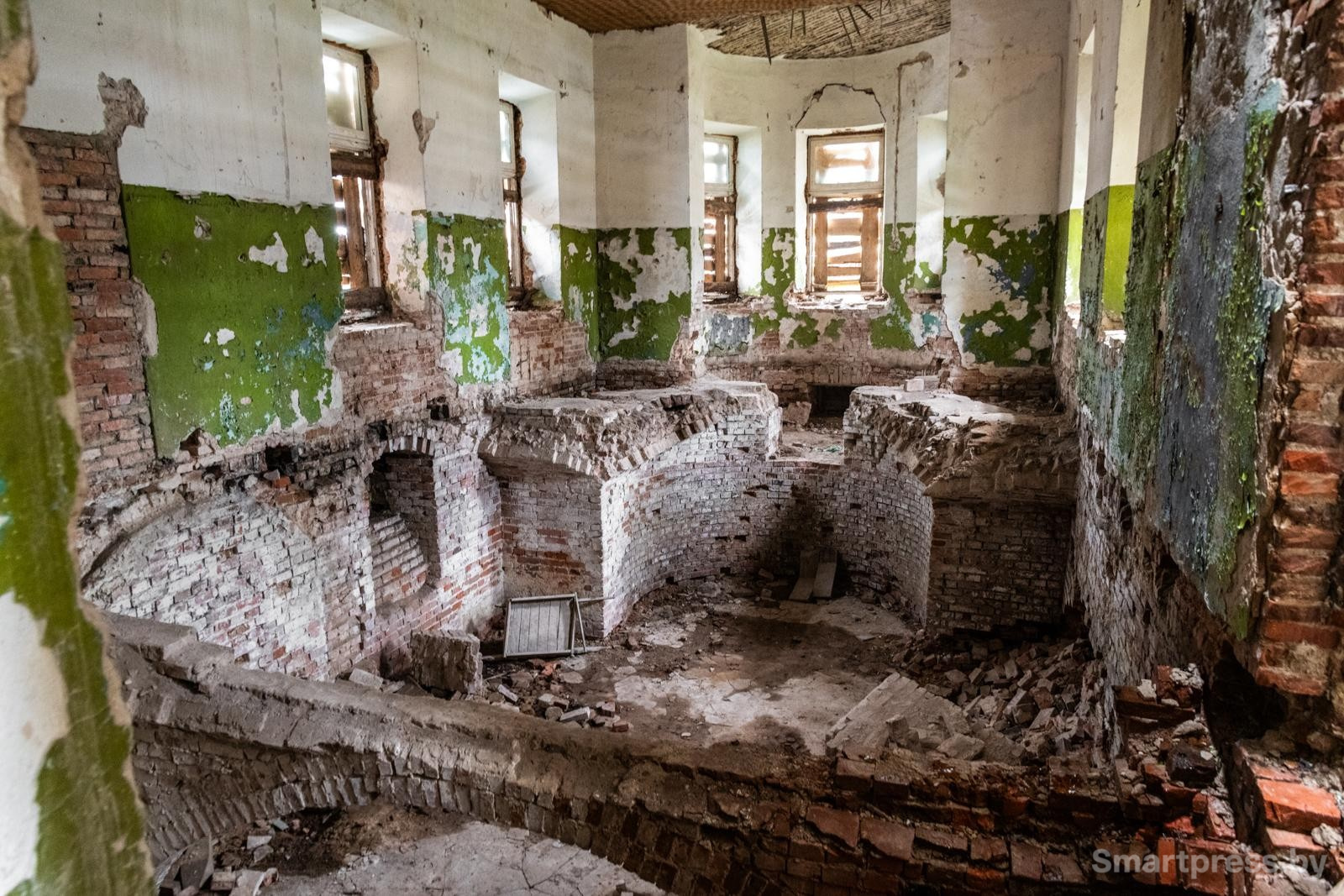 27-Внутри усадьбы Котлубаев в Ястрембеле.jpg