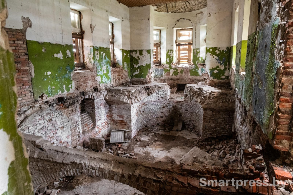 27-Внутри усадьбы Котлубаев в Ястрембеле.jpg