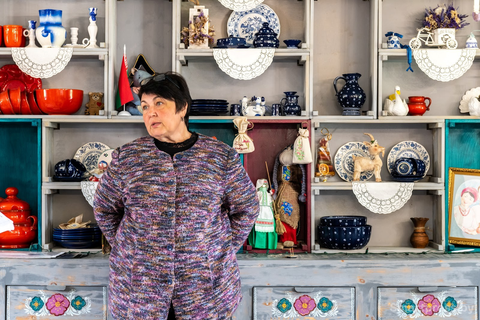 8-Женщина разводит коз в белорусской деревне.jpg