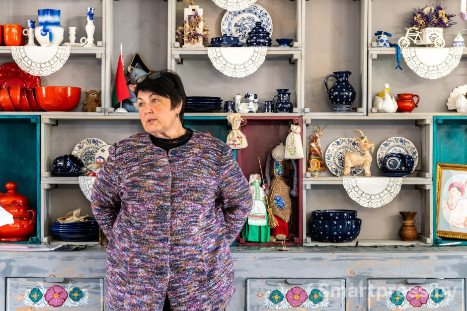 8-Женщина разводит коз в белорусской деревне.jpg