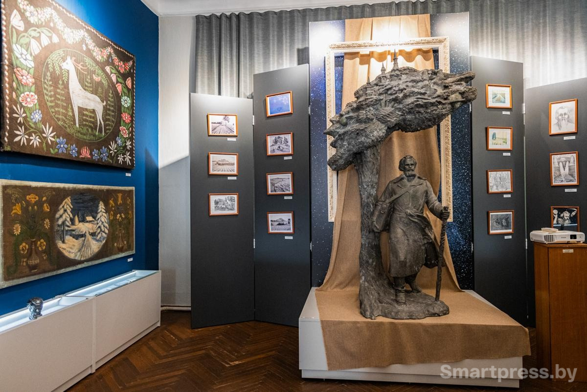 27-Работы Язепа Дроздовича в музее.jpg