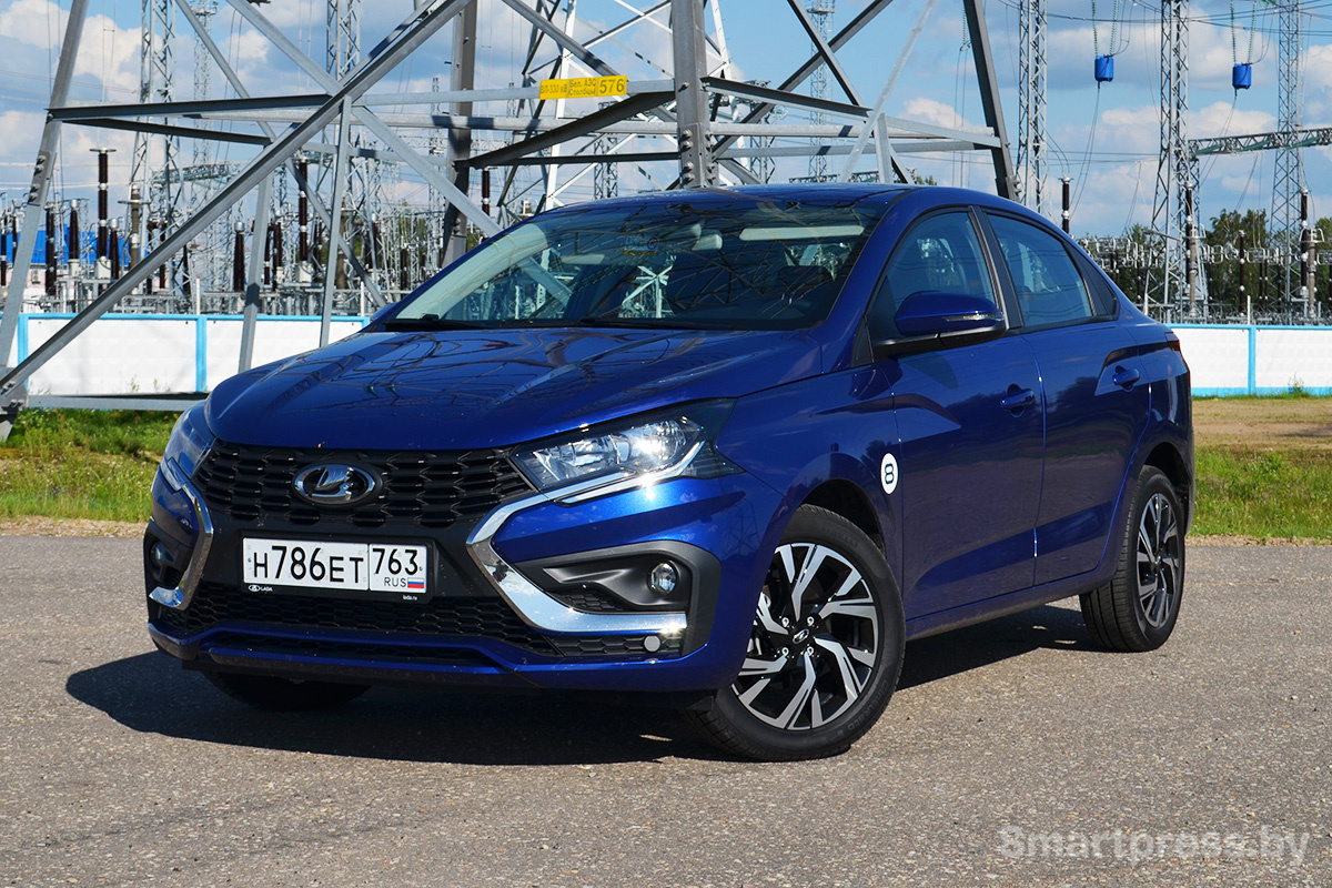 Lada Iskra седан на парковке