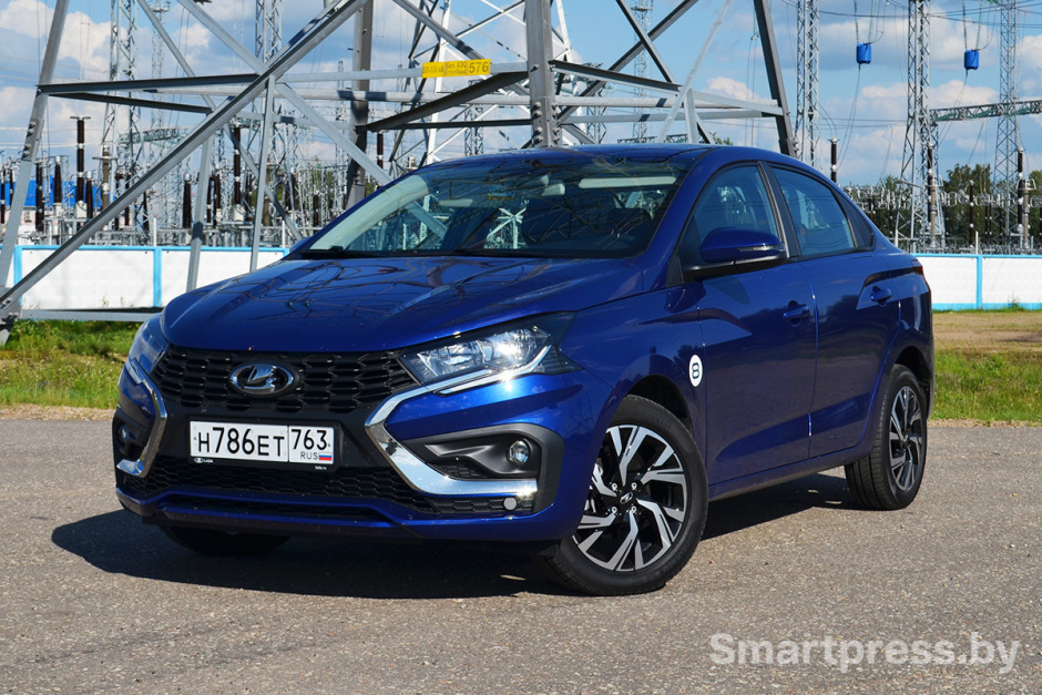 Lada Iskra седан на парковке