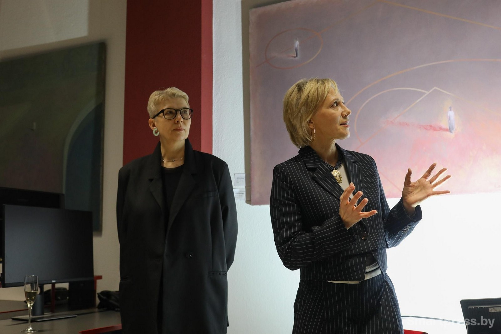 2-Художница Татьяна Радивилко (слева) и главный редактор Смартпресс Юлия Кочубей.jpg