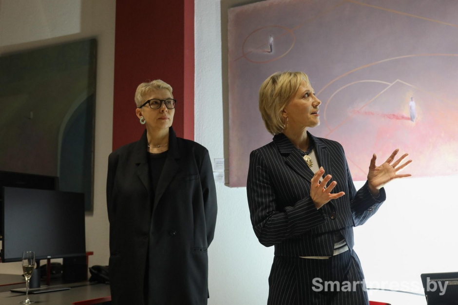 2-Художница Татьяна Радивилко (слева) и главный редактор Смартпресс Юлия Кочубей.jpg