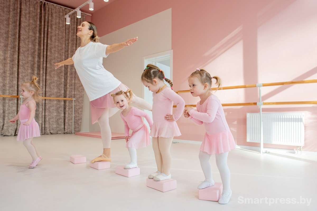 Маленькие дети занимаются балетом в 2-3 года.jpg Маленькие дети занимаются балетом в 2-3 года.jpg