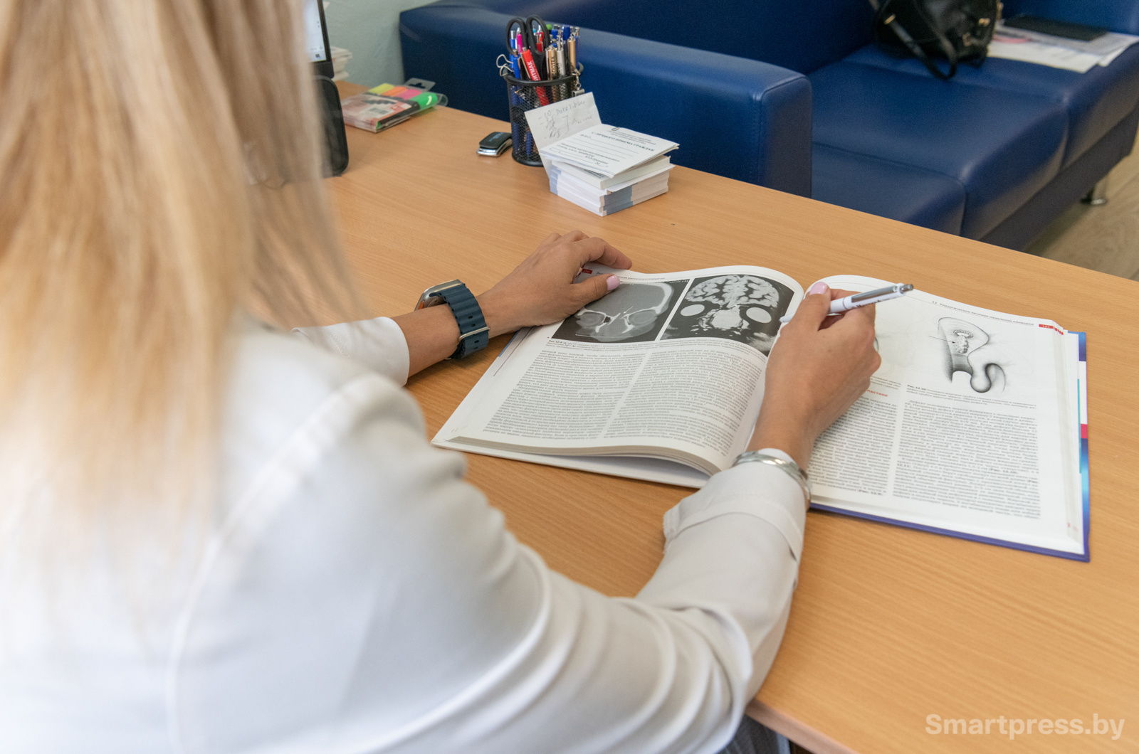 Доктор с книгой