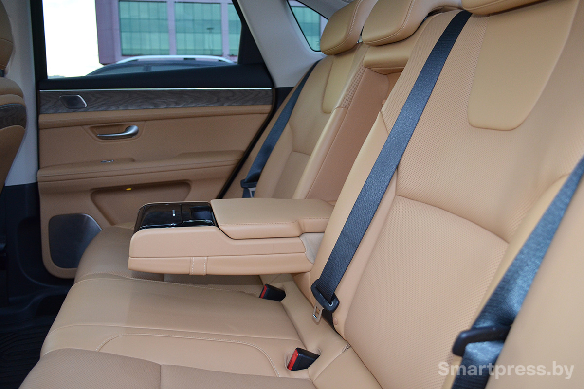 Задний диван Seres 5 с откинутым подлокотником.JPG