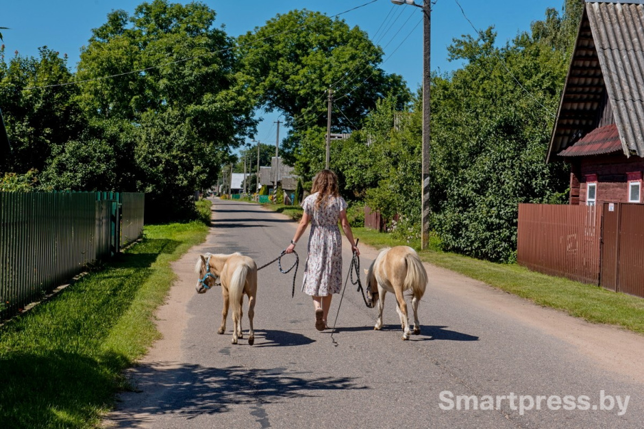 17-Татьяна Пешкова из дереввни Барово и ее пони.jpg